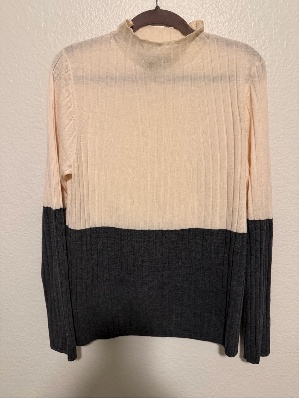 Banana Republic Cream and Charcoal Colorblock Ribbed Sweater 100% Lane Merino L